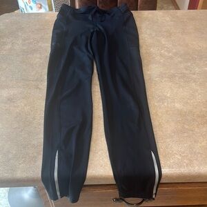 Women’s under Armour leggings size medium inseam measures about 29.5”